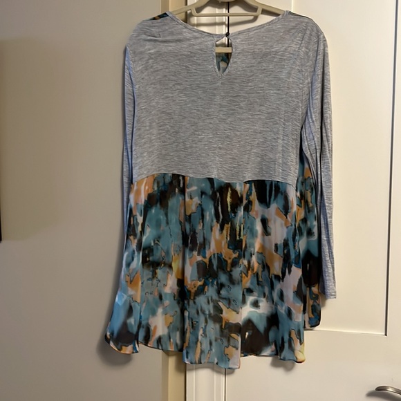 Two by Vince Camuto grey knit/sheer multi uneven hem top - Picture 2 of 2
